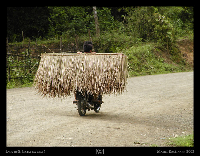 Laos ::: Střecha na cestě