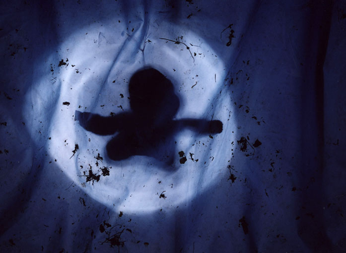 za modrým paravánem...