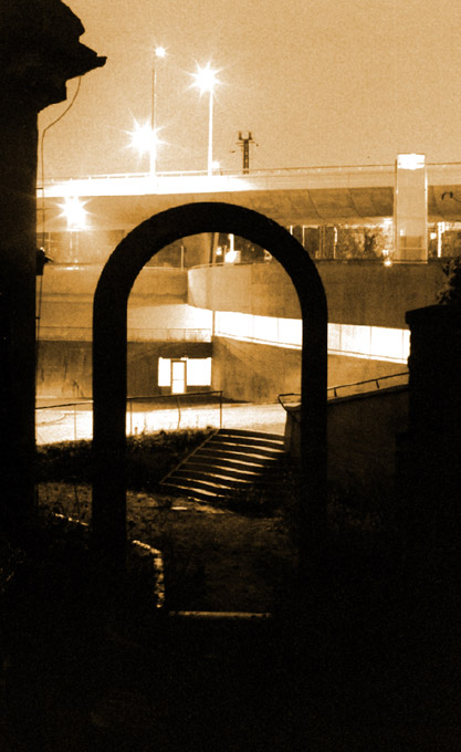 ...brána do železobetóna...