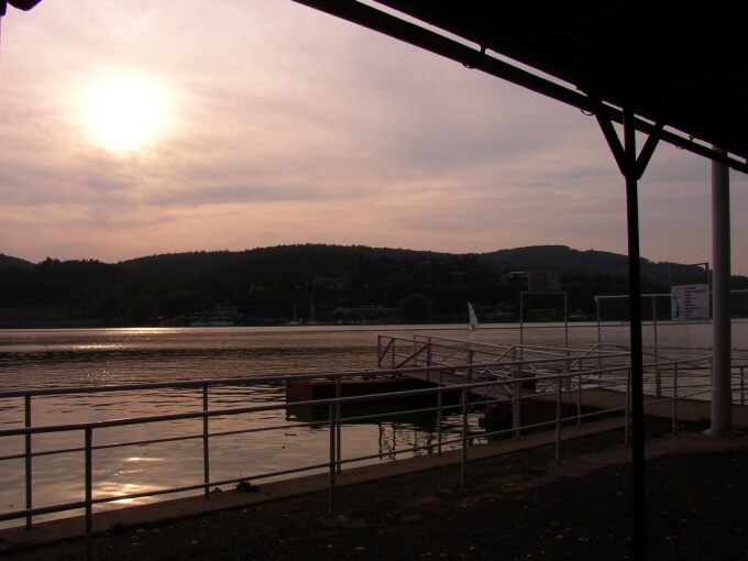 Soumrak nad přehradou