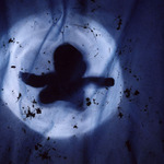 za modrým paravánem...