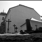 ...za hřbitovní zdí...