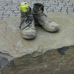 Dvě bosé nohy plují travou...