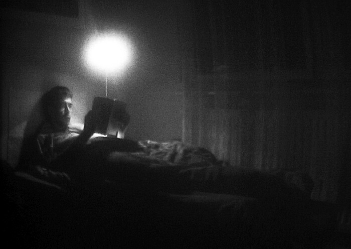 já ležící čtoucí