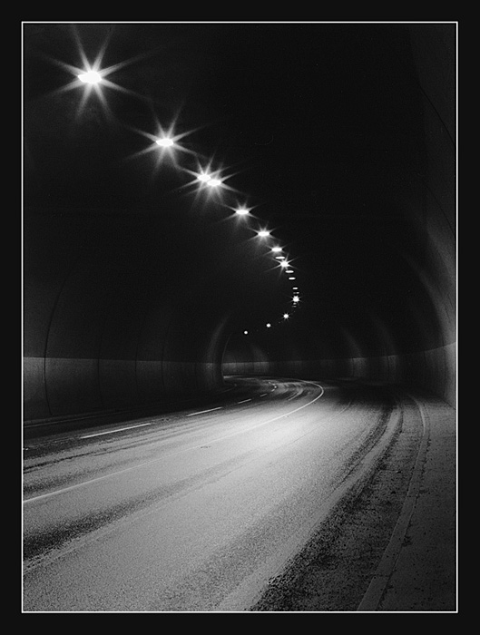 V tunelu