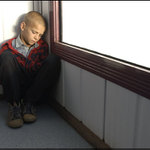 V obchodě spící kluk z ulice