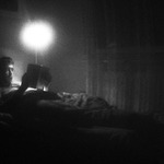 já ležící čtoucí