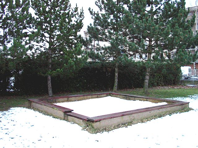 opuštěné sněhoviště-pískoviště