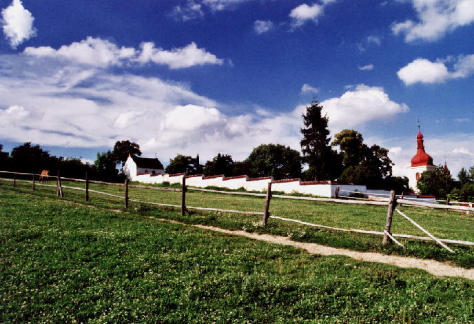U hřbitova