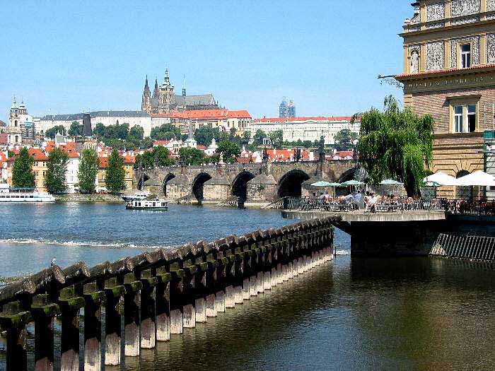 Pohled z nábřeží na Hrad