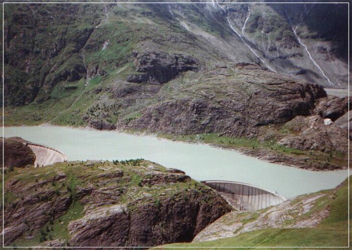 Přehrada na ledovcovém splazu
