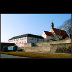 Stojí si tam, bez kolejí.....