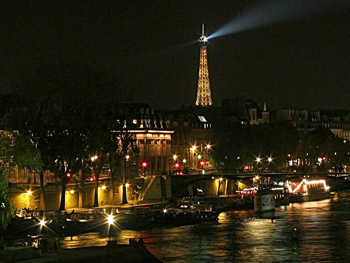 nočný Paríž