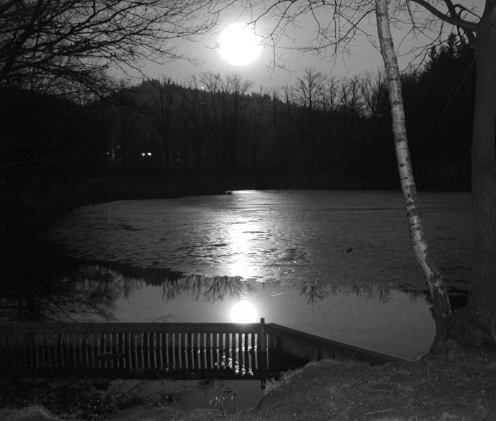 při svitu luny