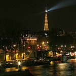 nočný Paríž