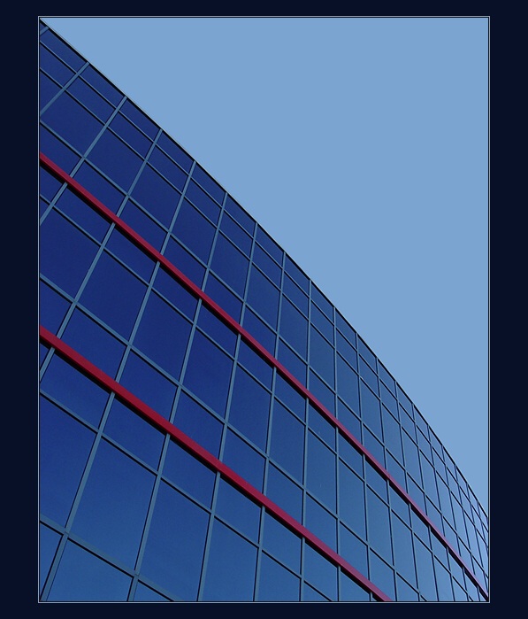 <b>:: \ \ ::</b>