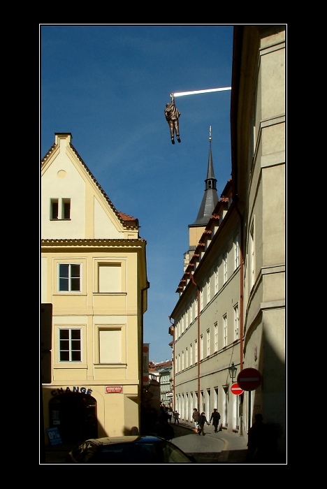 Nestojí, ale pevně visí ...  :-)