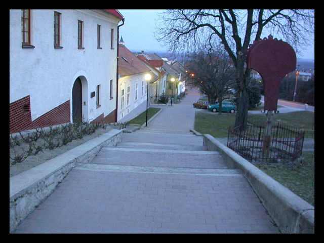 Dolu schodmi v podvecer ...