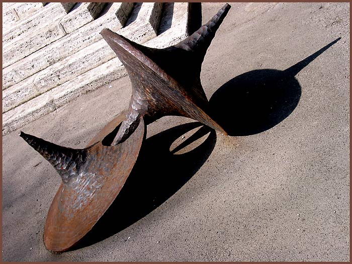 Sochárova fantázia na chodníku