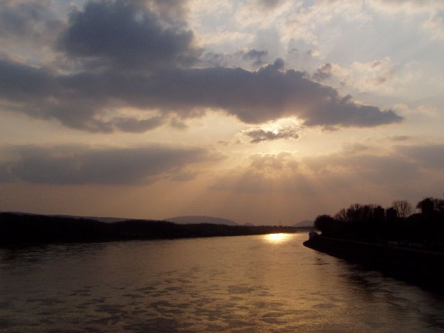 Západ nad Dunajom