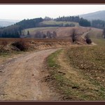 Kdesi na kopci, cestička se vine...