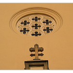 Fasada v oranzovej a ciernej