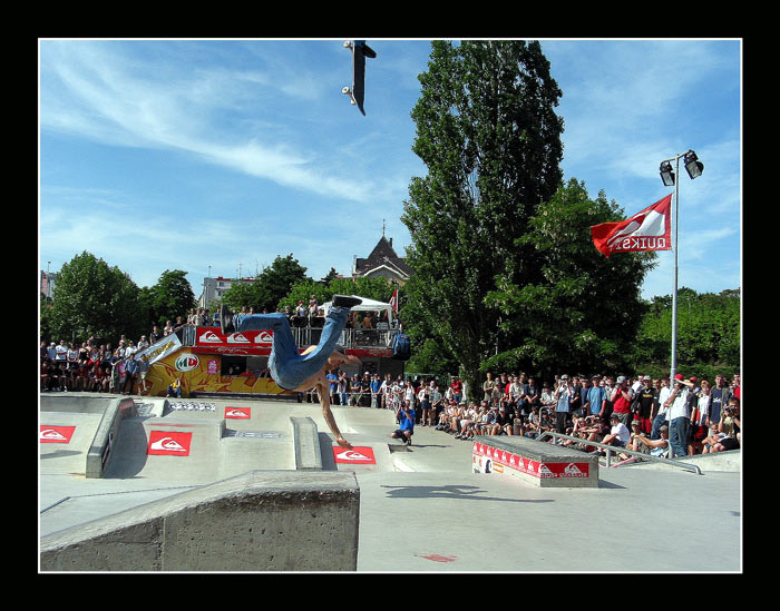Letici skateboard...