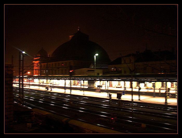 noční refíž dírou v plotě