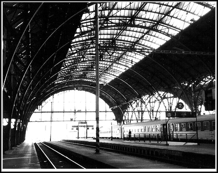 *Odjazd k svetlejším zajtrajškom, nástupište č. 2*