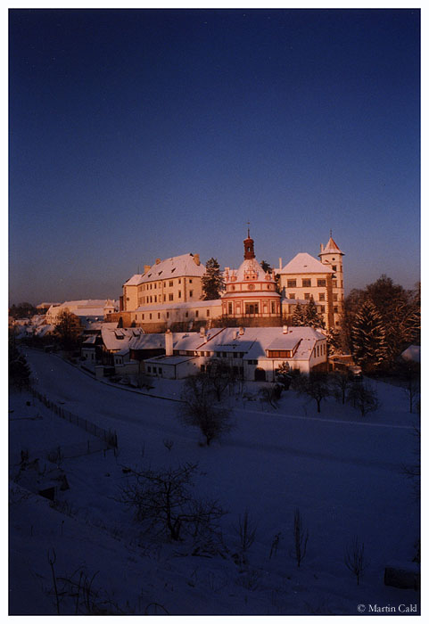 JH zámek v záplavě zapadajícího slunce..