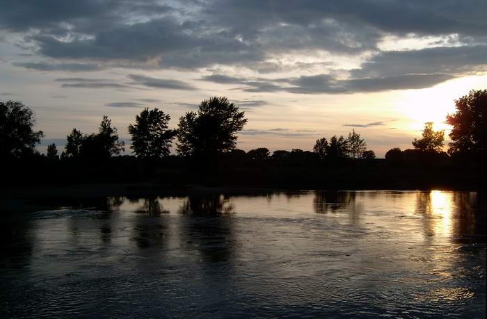 Zapad slnka pri Váhu