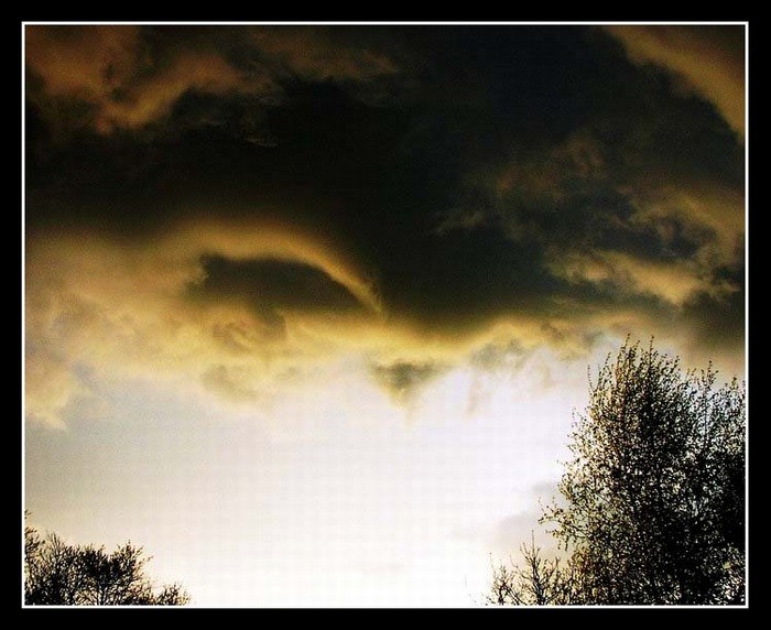 najprv sa zacali zbierat mraky...