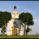 Uprostřed luk a polí...