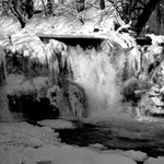 padající voda se zimním nádechem ...