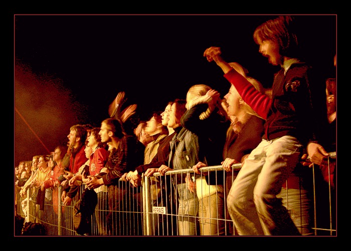 " .. VE VARU " na podiu NO NAME .. opět ta OKOŘ ..