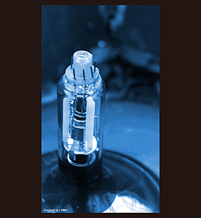 Modrá je skleněnokovová