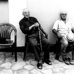 Pohlednice z Korfu  - Pohoda před kostelem.....