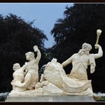 .. sochy v zahradě ..