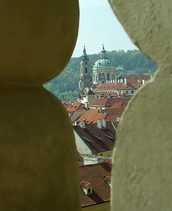 po strechach, az do nebe...