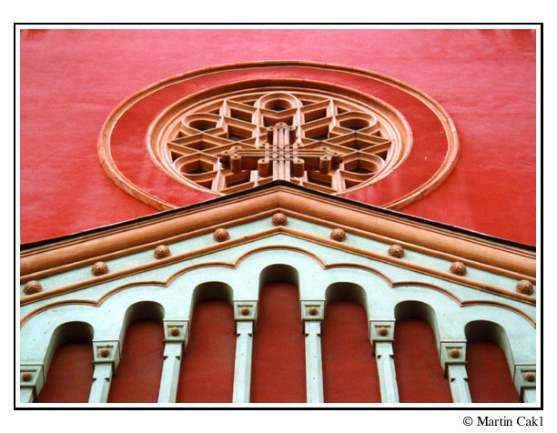 Detail fasády nad vstupem do kostela