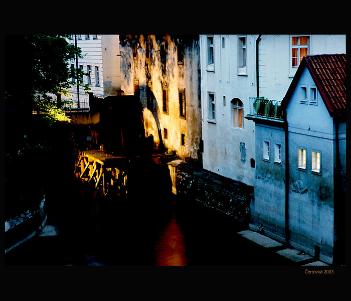 <b>::Noc kreslí::</b><br>Pruhy ...