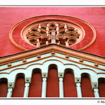 Detail fasády nad vstupem do kostela