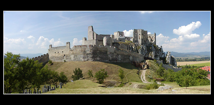 Majestátný nedobytný hrad