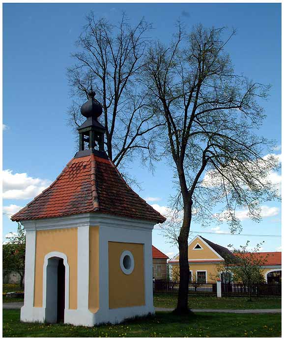 Kaplička na návsi