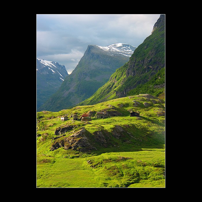 Vesnička nad Geiranger- fjordem