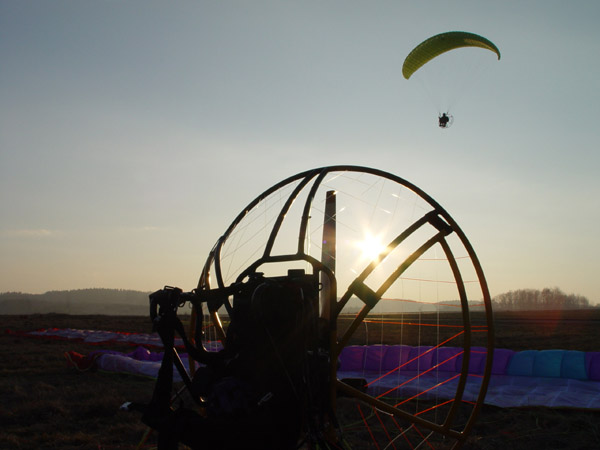 Motorový paragliding