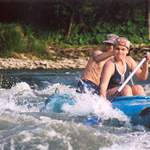 Peřej kánoí zmítá