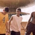 Černí kluci u fontány