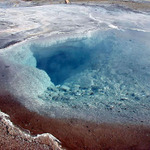 z cesty po Islandu - horké jezírko s jeskyní