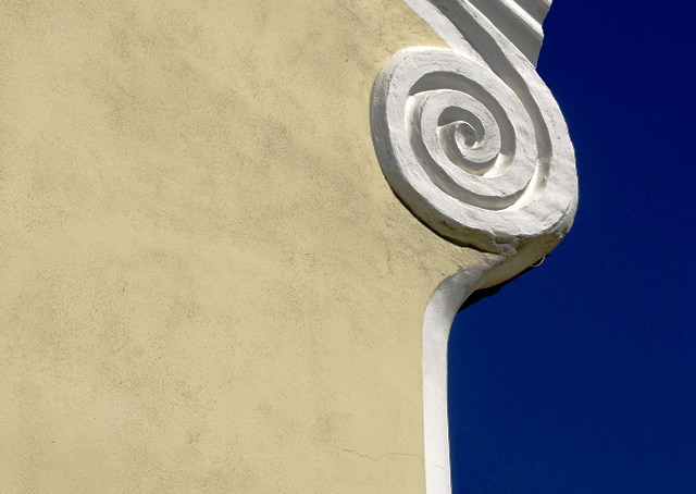 <span style='color:white;font-weight: bold;background-color:black;padding-left:3px;padding-right:3px'>BEIGE @ BLUE</span>